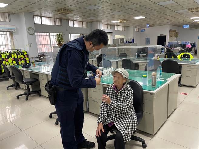 95歲老婦人走失呆坐公園員警發現即刻救援。(警方提供／桃園傳真)