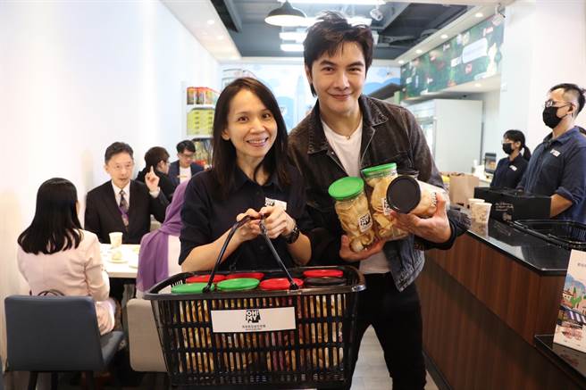 谢佳见买虾饼送粉丝。（艺和创艺提供）