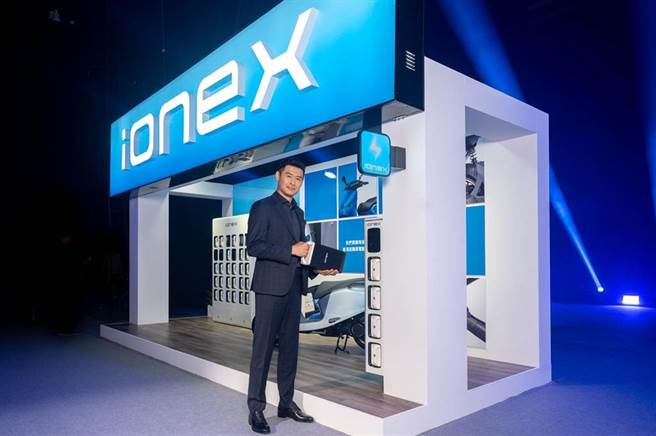 iONEX3.0尊榮換電服務自八月底上線後，申辦完全免費，且年底前試營運期間，凡iONEX 3.0家族車主都能免費享受「尊榮換電」，在六都服務範圍內，每次預約只要50元，每月最高上限499元，預約10次以上就「吃到飽」！（圖/光陽提供）