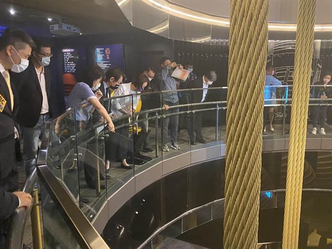 日前才发生全台有感大地震，有网友透过摄影机拍摄台北101大楼「明显摇摆」，议员今也特别到针对101的「风阻尼器」做视察。（游念育摄）