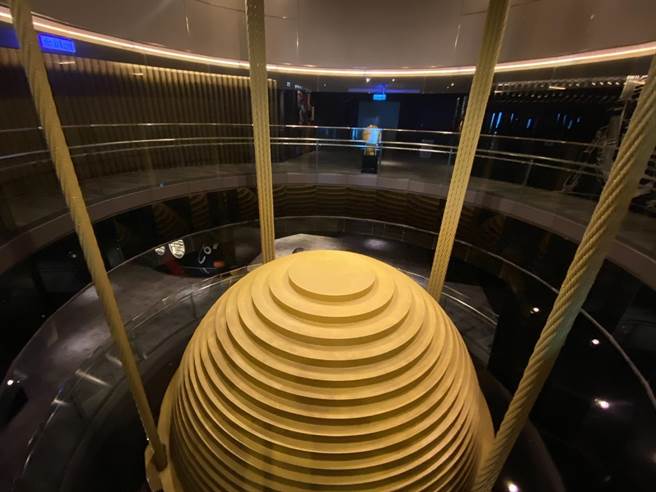 101表示，2015年8月8日苏迪勒颱风，台北地区受风达13级，风阻尼器最大摆幅达左右各100公分，是大楼落成以来的最高纪录。（游念育摄）