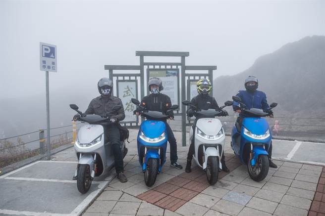 光陽搶先對手於「全台最高公路」建置開通2座換電站，成為首家在前往合歡山武嶺路上設置電池交換站的電動機車業者。(圖/光陽提供)