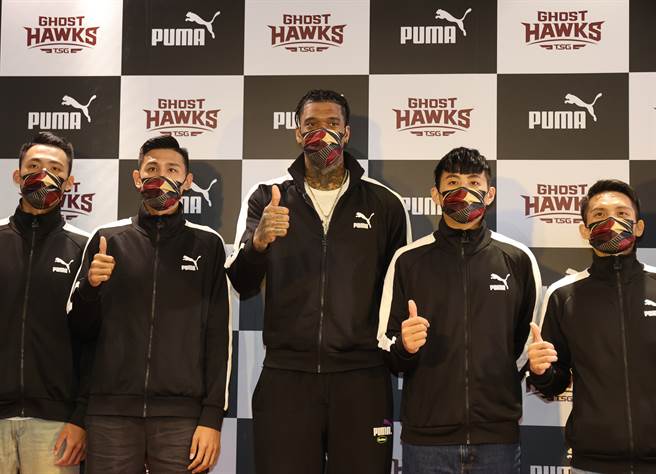 台南台钢猎鹰洋将贾西亚（中）因为与高雄海神执行长李伟诚爆发口角衝突，T1联盟做出惩处，两人各罚25000元。（陈筱琳摄／资料照）