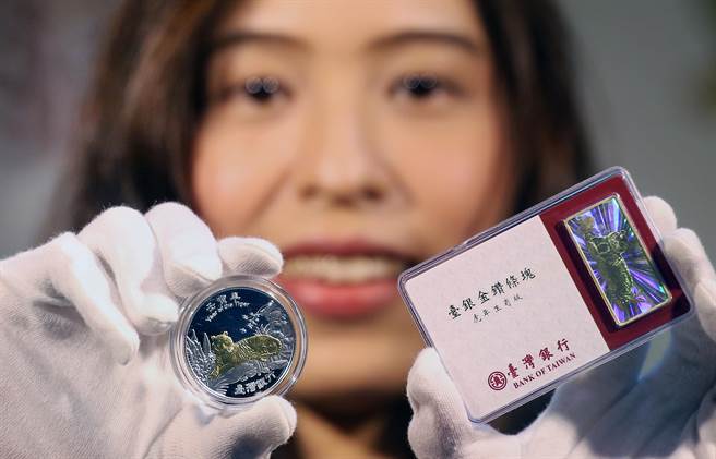 台灣銀行「2022壬寅虎年新品上市發表會」26日舉行，「壬寅虎年彩色鍍金精鑄銀幣」（左）與「台銀金鑽條塊虎年生肖版」（右）正式亮相。（范揚光攝）