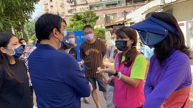 高市议员李雅静到场协调。（李雅静提供）