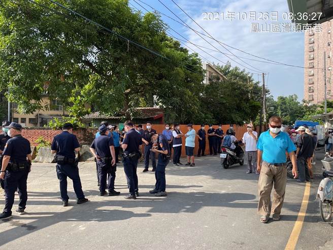 双方险些爆发衝突，所幸辖区员警到场戒备，维持秩序。（李雅静提供）