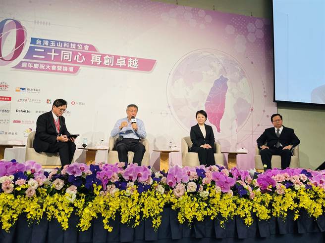 台北市长柯文哲（左二起）、台中市长卢秀燕、桃园市长郑文灿3人同台。（张颖齐摄）