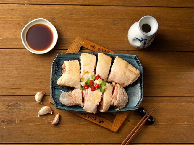 全聯「台灣桂丁土雞切塊」，每盒約700g、195元，10月29日至11月4日特價169元。（全聯提供）