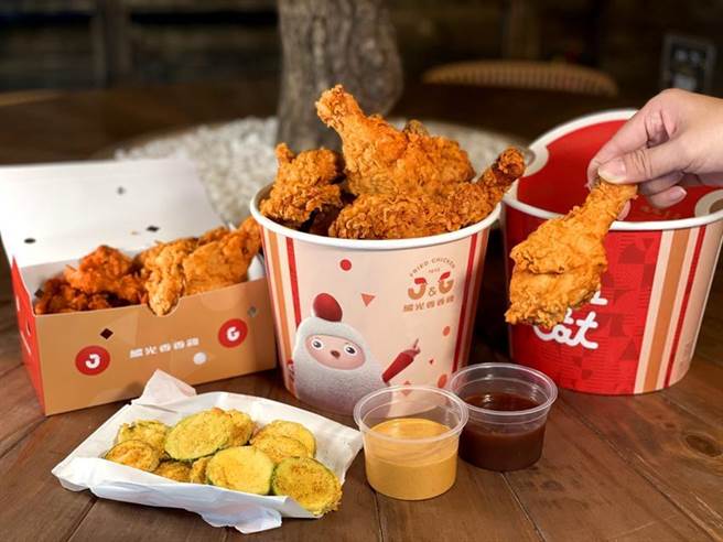 自10/27起，全台继光香香鸡推出美式炸鸡桶新品「美式就酱沾」炸鸡桶抢市！图／业者提供