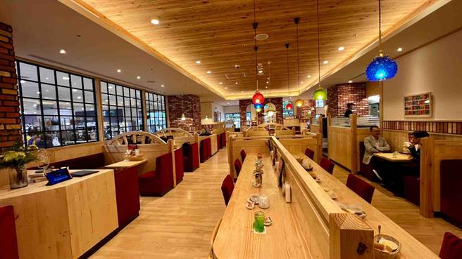 客美多高雄大立店核心理念为绿意、木头、復古感，无须出国就能感受浓厚日式风情。（柯宗纬摄）