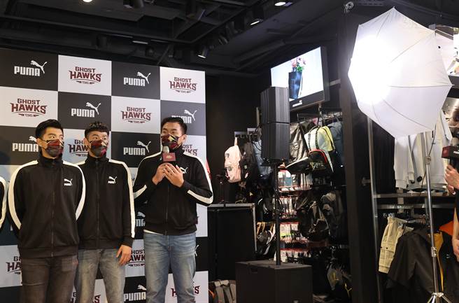 台南台钢猎鹰队长龙弘元（右）减重近20公斤，为新球季最好准备。（陈筱琳摄）