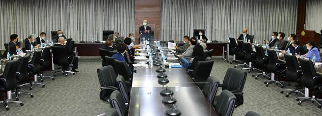 海基会今（26日）举行顾问会议，探讨中共「二十大」前的政经作为及可能发展与影响。（图／海基会提供）