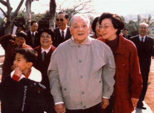 1992年鄧小平在南巡深圳。同行者包括鄧小平之女鄧榕、妻子卓琳和孫子。（美聯社攝）