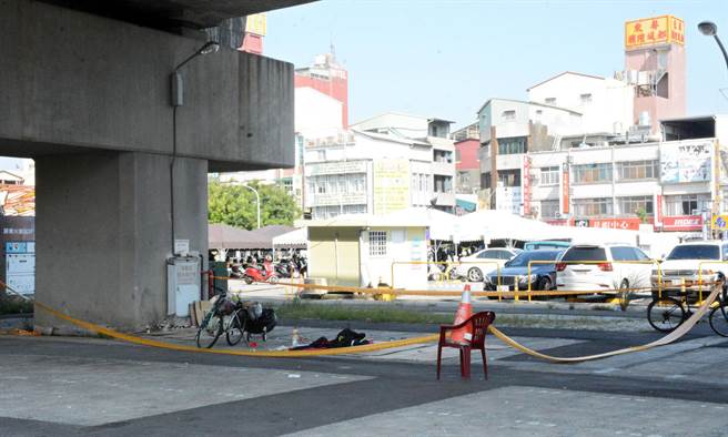 陈男拿石块朝李姓街友头部狂砸，造成对方伤重不治，警方在现场拉起封锁线。(林和生摄)