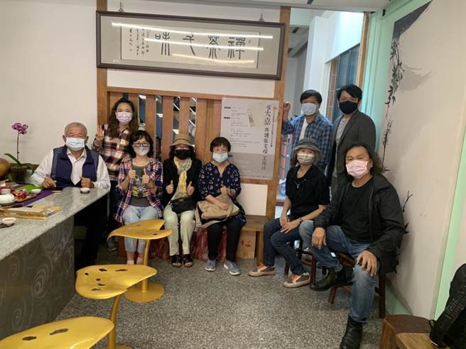 作家李昂（左五）26日在梅山乡太平村张文环故居与多位学者共同读张文环。（严清雅提供／张亦惠嘉县传真）