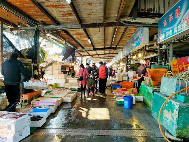 鹿港、线西海域每年冬季冬至后最重要的乌鱼汛，为渔民们带来丰厚的「乌金」收入；图为渔民捕获野生乌鱼在线西塭仔港的鱼市贩售。（谢琼云摄）