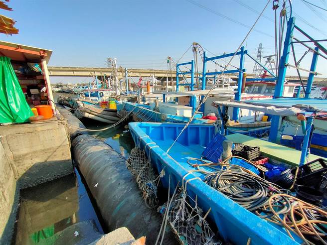 彰化县现有的线西塭仔港、王功渔港均为候潮港，须视潮汐与天候状况才能出海捕鱼；相较王功渔民多使用船筏在近岸近海捕鱼，塭仔港有许多中型渔船船只，在彰化风场航道航行指南上路实施后受到的衝击最大，传出在法令未正式生效前，就已有渔民连收6张警告单，让渔民气炸。（谢琼云摄）