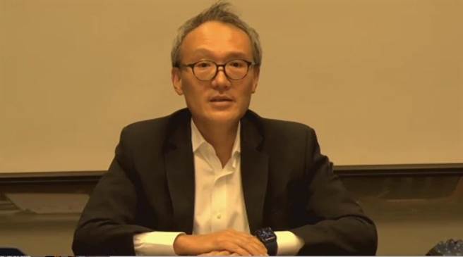 （花旗（台灣）銀行董事長莫兆鴻親自出面在視訊記者會上說出售進度。圖／陳碧芬）