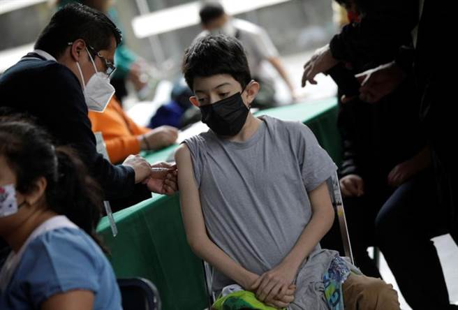 美國政府顧問將於明天召開會議，決定是否批准5至11歲兒童接種輝瑞COVID-19疫苗。（圖／路透社）