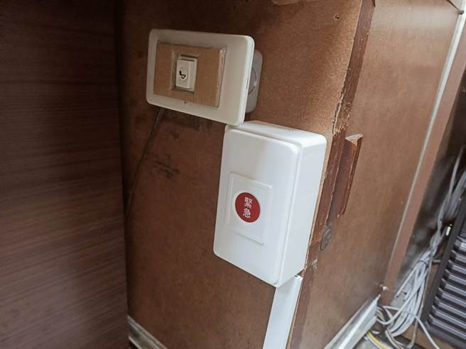 当一警所发生紧急事件时，员警按下紧急按钮，同一区域内其他所可即时接收到警告声响。（张毓翎摄）