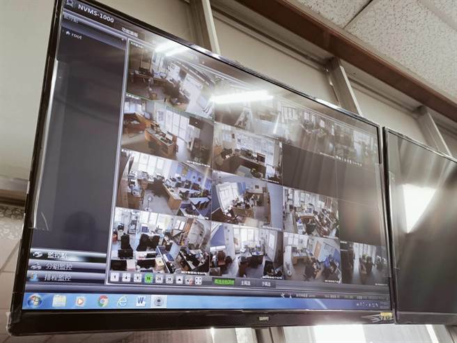 台南市政府警察局白河分局勤务指挥中心透过驻地监视联防系统，随时掌握各所的即时影像。（张毓翎摄）