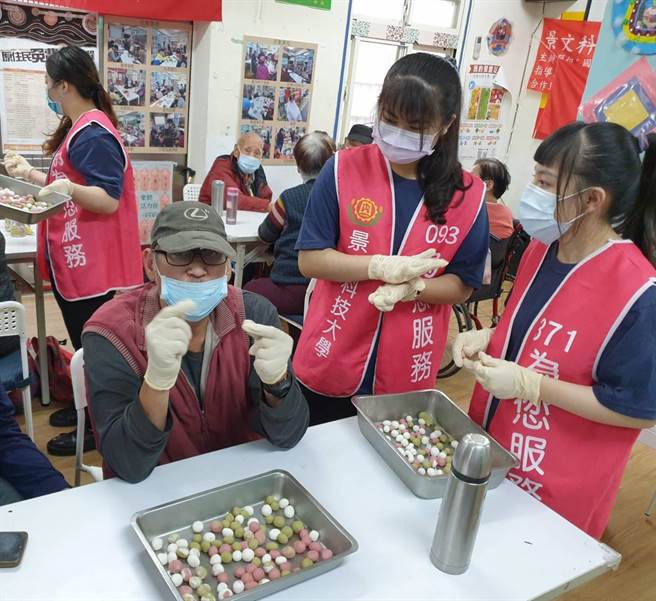 景文科技大学中厨果雕社师生26日来到新北市乌来区忠治部落原住民温馨照顾服务劳动合作社银髮关怀据点义煮。（景文科大提供）