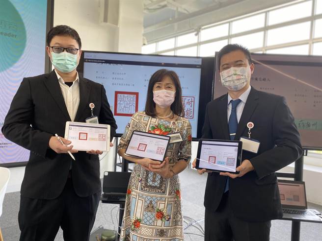 成大校長蘇慧貞（中）今天與凱鈿行動科技、耐能智慧簽署合作備忘錄。（曹婷婷攝）