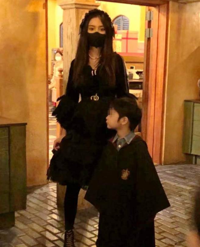 近日Angelababy带着小海绵参加万圣节派对，变身逆龄暗黑萝莉，4岁小海绵脸蛋也曝光，路人一看惊呼「遗传帅爸基因」。(图/ 摘自微博)