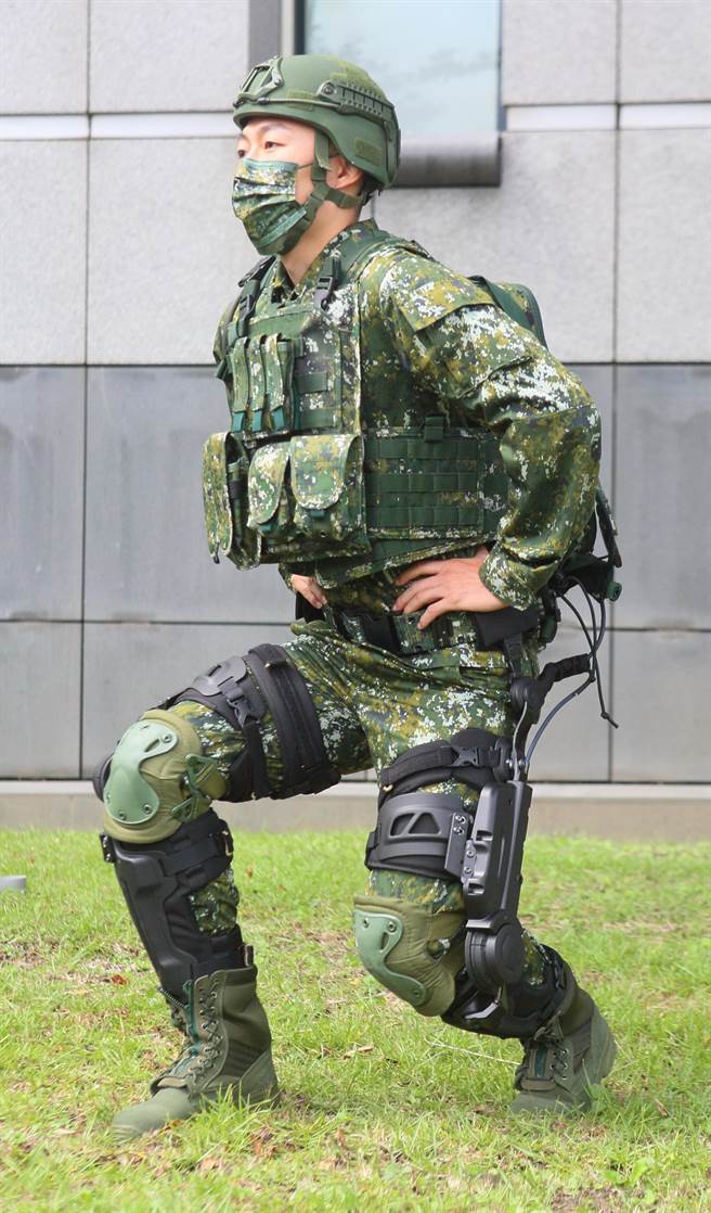 中科院所研制的军用动力外骨骼系统，可强化膝关节，应用在战场上炮弹搬运、重武器操作、伤患救助等任务，现场由中科院工程师示范各种姿势与动作。（张铠乙摄）