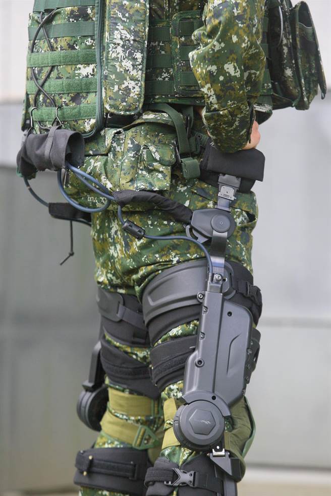 中科院所研制的军用动力外骨骼系统，目前研发完成下肢型动力外骨骼，虽然并没有荷重酬载的设计，但可强化膝关节，空载移动速度最高6 km／h、马达辅助扭力40 Nm以上、系统总重小于10kg，可有效增强步兵肌耐力，完成军事任务。（张铠乙摄）