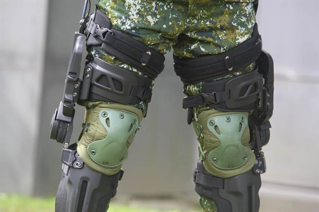 中科院所研制的军用动力外骨骼系统，目前研发完成下肢型动力外骨骼，虽然并没有荷重酬载的设计，但可强化膝关节，空载移动速度最高6 km／h、马达辅助扭力40 Nm以上、系统总重小于10kg，可有效增强步兵肌耐力，完成军事任务。（张铠乙摄）