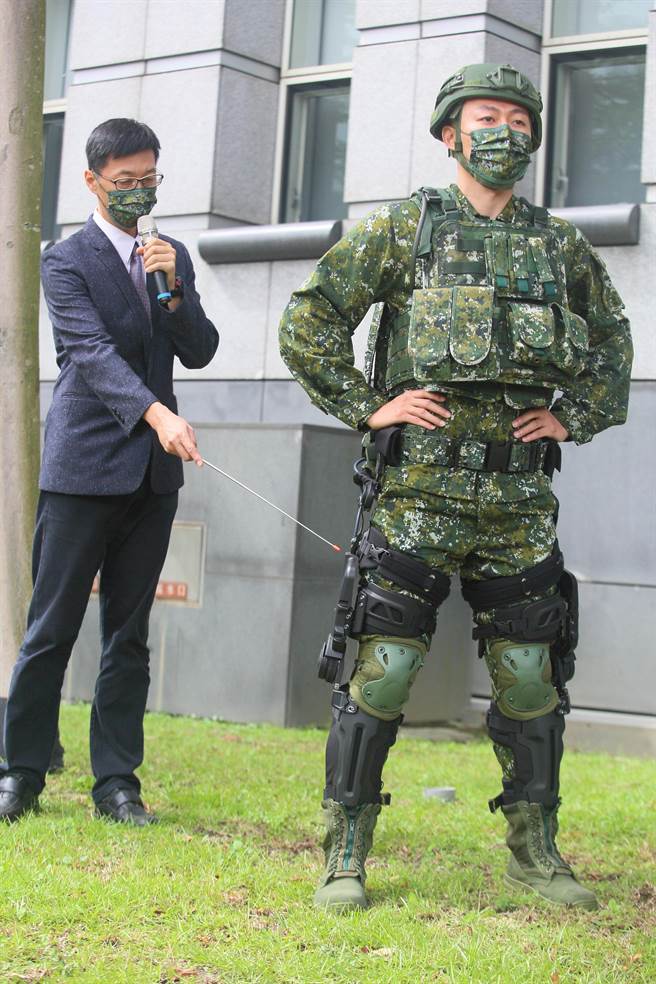 国防部公布中科院所研制的军用动力外骨骼系统，计画主持人任国光表示，目前研发完成是下肢型动力外骨骼，并没有荷重酬载的设计，而是强化膝关节，空载移动速度最高6 km／h、马达辅助扭力40 Nm以上、系统总重小于10kg，可有效增强步兵肌耐力，完成军事任务。（张铠乙摄）