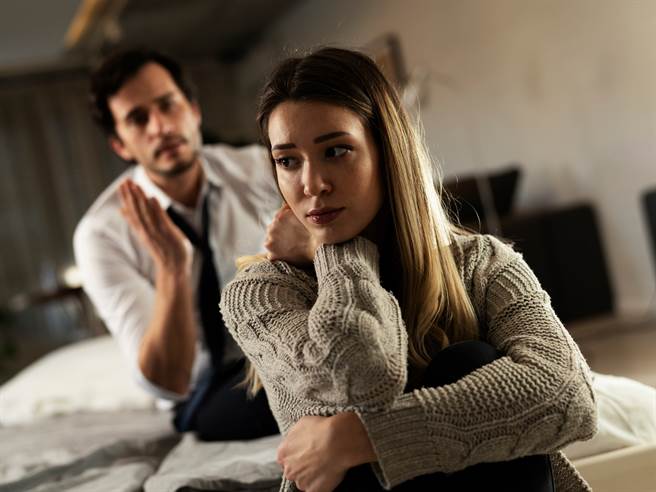 原PO的朋友母胎单身，日前认识1名小2岁的医学系女生，原本2人相处热络，直到女方得知他母胎单身后态度整个冷掉。（示意图/Shutterstock提供）