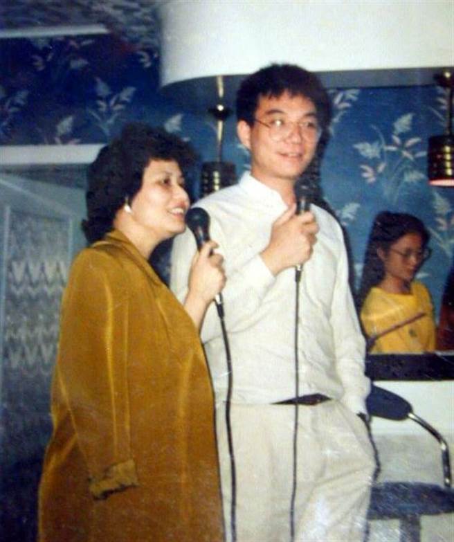 林毅夫夫妇在大陆一处别墅合唱一曲解乡愁。（林毅夫家属提供，杨基山翻摄）