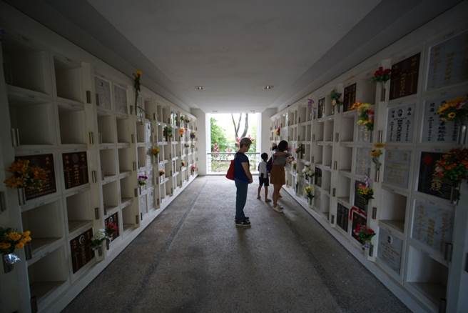 撿骨之後是納骨，納骨方式由喪家選擇，又分成入大甕或是小甕。(示意圖／Shutterstock)