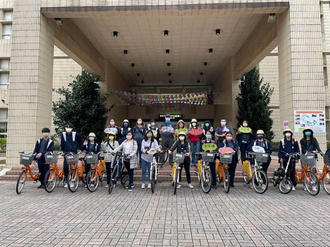 大甲高中美工科第一届学生进行「微笑光之旅」走读，深入探索地方产业与文化。（大甲高中提供／陈淑娥台中传真）