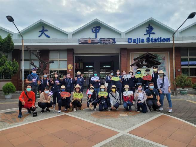 大甲高中美工科第一届学生进行「微笑光之旅」走读，深入探索地方产业与文化。（大甲高中提供／陈淑娥台中传真）