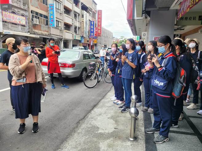 大甲高中美工科第一届学生进行「微笑光之旅」走读，深入探索地方产业与文化。（大甲高中提供／陈淑娥台中传真）