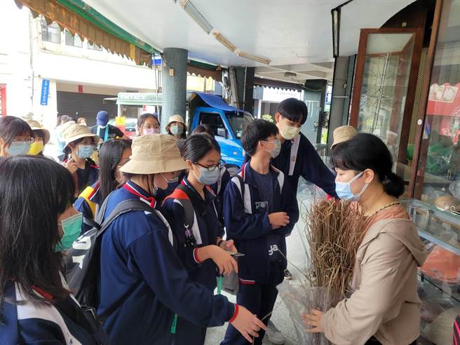 大甲高中美工科第一届学生进行「微笑光之旅」走读，深入探索地方产业与文化。（大甲高中提供／陈淑娥台中传真）