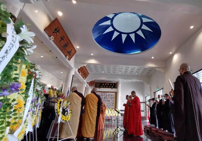 纪念「古寧头战役」72周年，国防部后备指挥部与金门县佛教会今（26）日在太武山公墓举办超荐法会。（李金生摄）