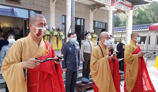 国防部后指部指挥官姜振中（中）率部向长眠地下的先烈英灵致敬。（李金生摄）