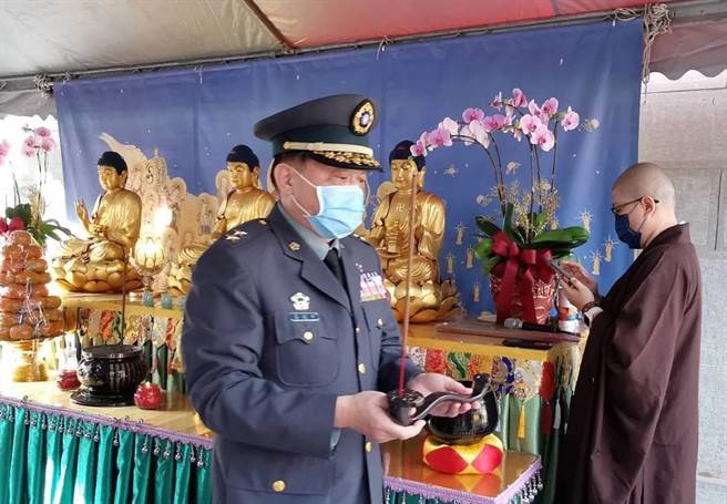 后指部指挥官姜振中中将率部向长眠地下的先烈英灵致敬，在裊裊青烟中传达金门军民对他们牺牲、奉献的无尽哀思和悼念。（李金生摄）