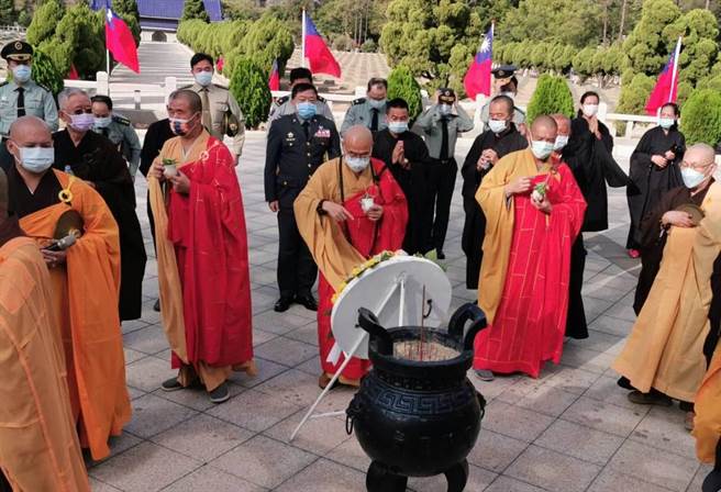 纪念法会由金门县佛教会、地藏王菩提禅寺协会及太武山海印寺等佛教团体共同协办，并邀请台湾6名高僧专程跨海助念，场面庄严肃穆。（李金生摄）