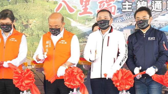 淡江大桥第二标八里端高架联络道主线工程，25日在行政院长苏贞昌、新北市长侯友宜见证下风光通车，26日却发生交通大打结状况（戴上容摄）