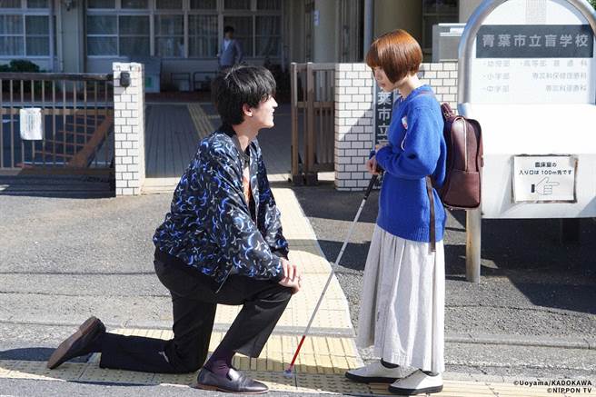 不良少年「黑川森生」杉野遥亮与弱视少女「赤座雪子」杉咲花相恋。（friDay影音提供）