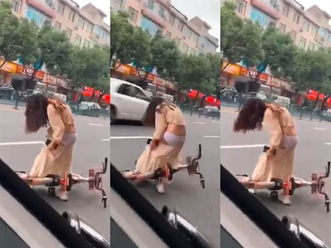 1名女子日前在路上骑脚踏车不慎摔倒，脚踏车倒地后将她的长裙卷进去并拉扯起来，当场导致长裙遭下拉、白色内裤随之曝光。（翻摄自脸书「重机车友各区路况、天气回报中心」）
