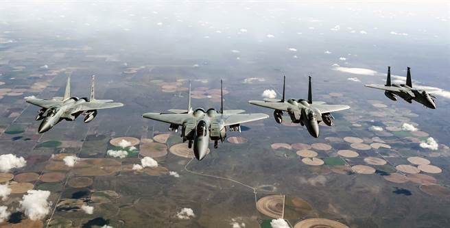 美空军F-15EX已进行首次全面性作战测试。图为F-15EX（左二）与F-15C编队飞行。（图／美国空军）