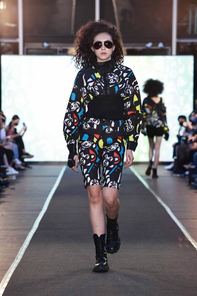 以針織、暗黑風格著稱的GIOIA PAN潘怡良，本季加入小馬倪子鈞的童趣藝術創作、復古的飾品、80年代歡快的音樂，中和疫後的壓抑日常，期盼帶給大家快樂。（臺北時裝週提供）