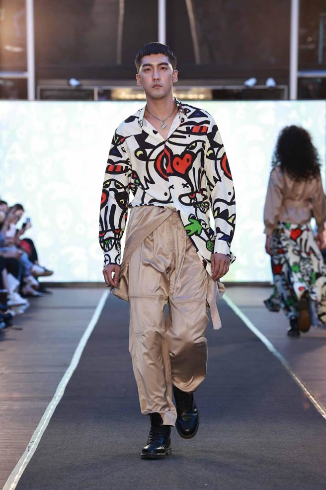 以針織、暗黑風格著稱的GIOIA PAN潘怡良，本季加入小馬倪子鈞的童趣藝術創作、復古的飾品、80年代歡快的音樂，中和疫後的壓抑日常，期盼帶給大家快樂。（臺北時裝週提供）