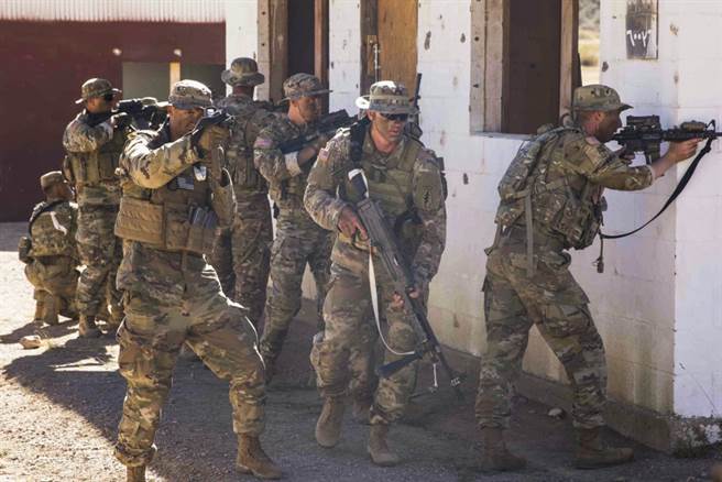 美軍特種部隊還有訓練其他國家或地區軍隊提升「反叛亂」作戰能力的任務，俗稱「綠色貝雷帽」的陸軍特種作戰部隊，就經常被廣泛派駐到世界多地幫助訓練其他軍隊。（圖／美國陸軍）